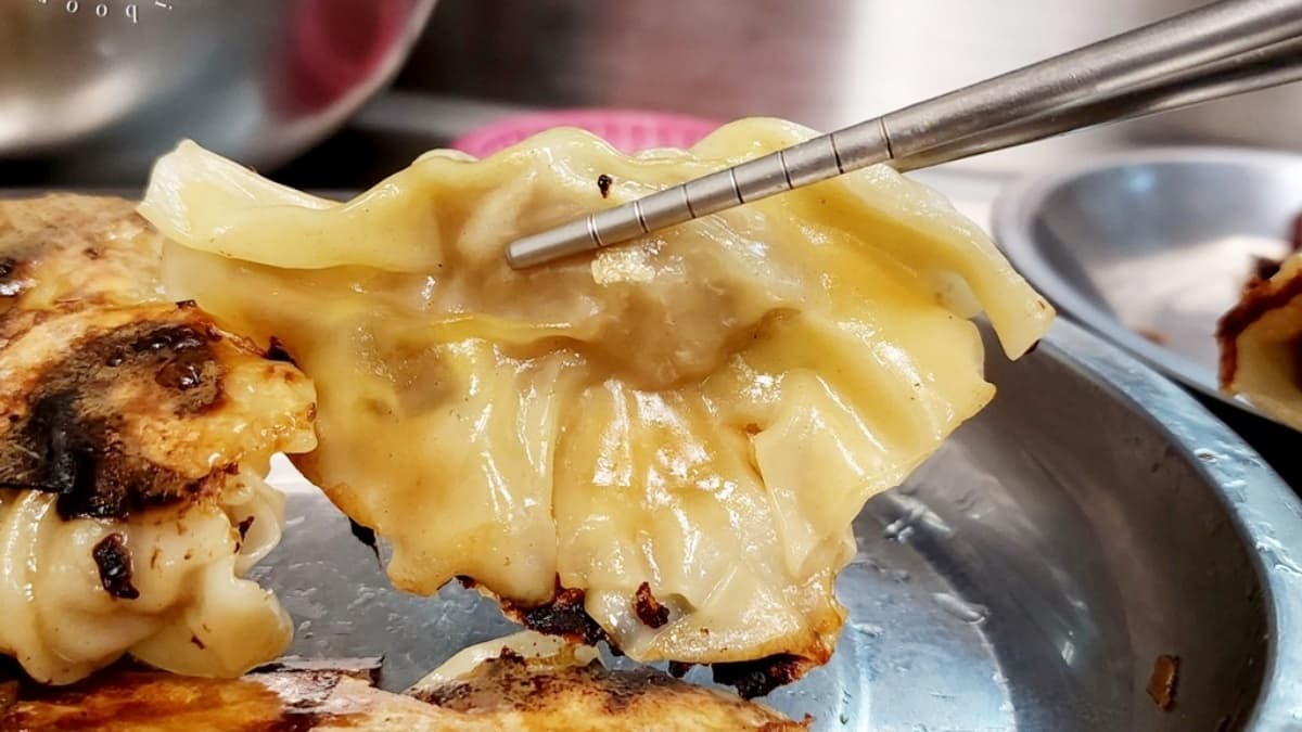 店家將扁食做成鍋貼，是相當很罕見的吃法。（圖片來源：米寶麻幸福滿載）