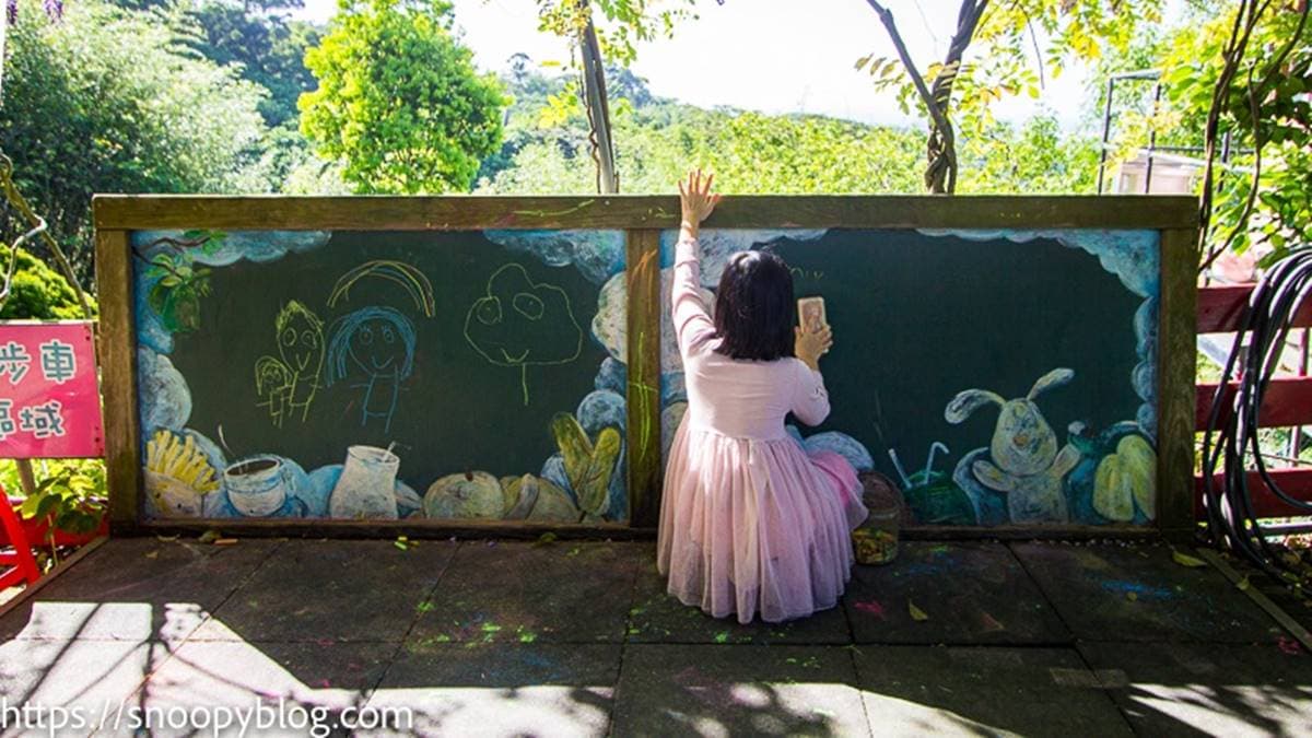 小朋友可以在塗鴉黑板自由發揮創意。（圖片來源：史努比遊樂園）