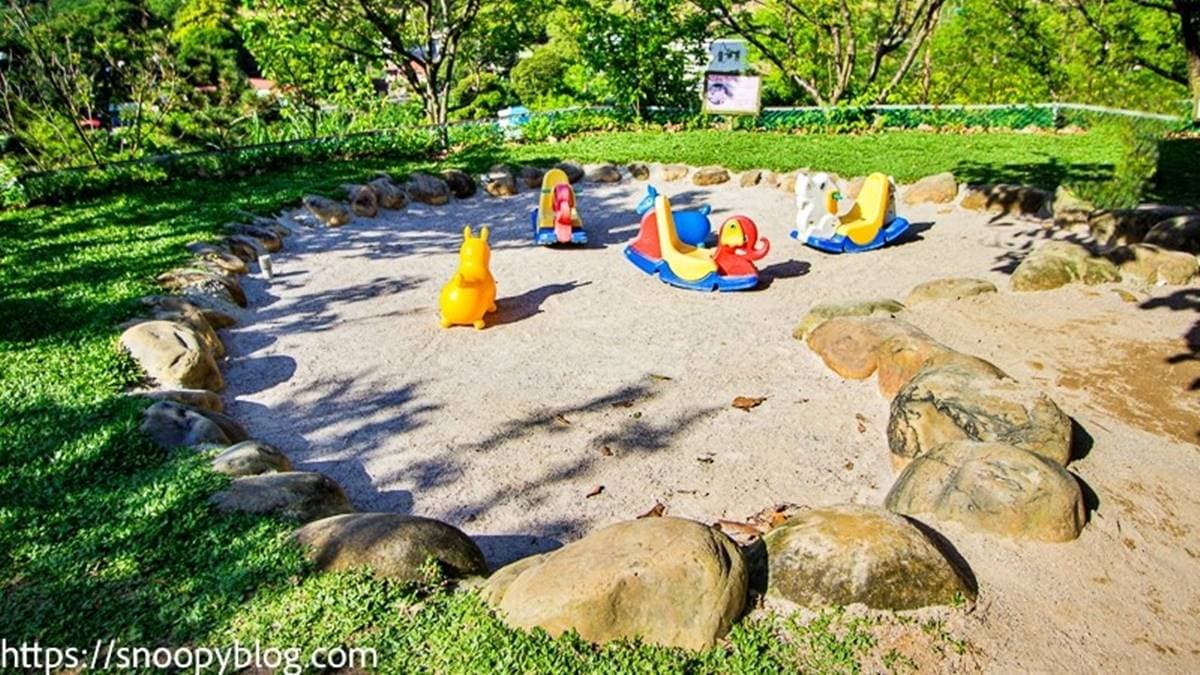 兒童遊戲區的戲沙區附有跳跳馬和搖搖馬玩具可以玩。（圖片來源：史努比遊樂園）