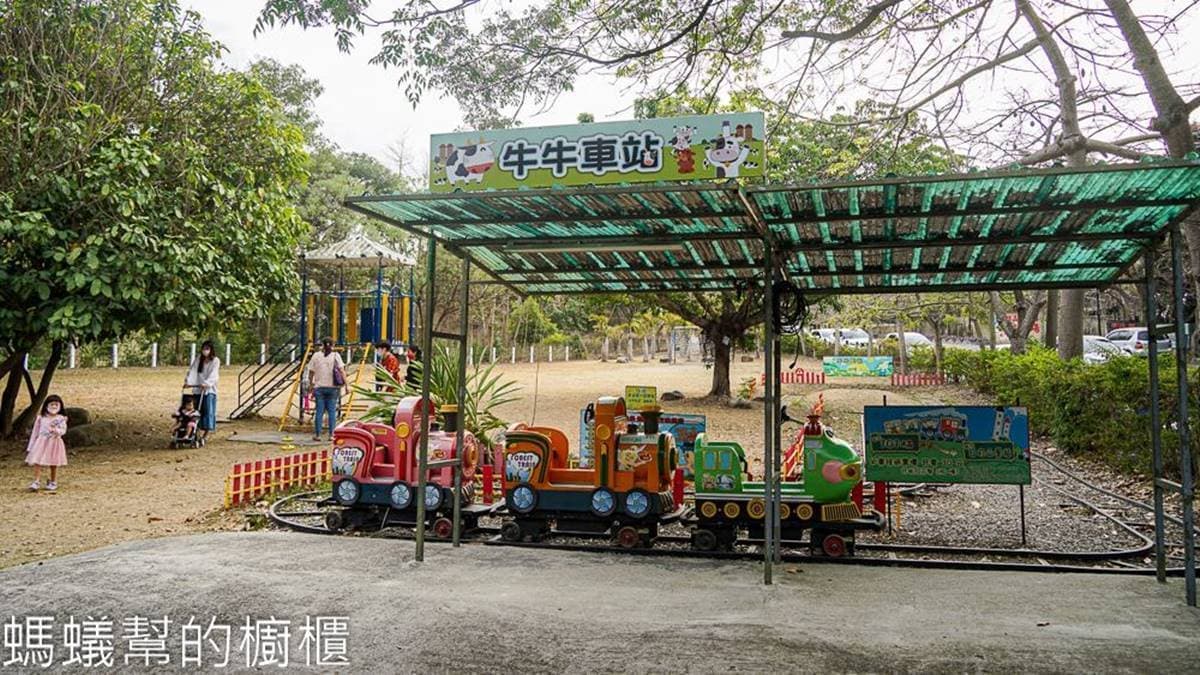 休息區旁邊有投幣式小火車，後方則有小型遊樂器材。（圖片來源：螞蟻幫的櫥櫃）