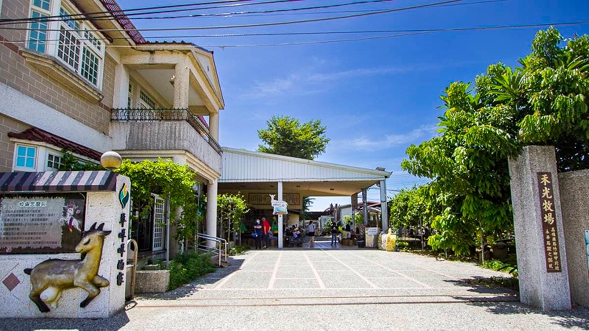 禾光牧場整體空間不大， 分為餐廳、羊咩咩餵食區，還有１個沙坑。（圖片來源：史努比遊樂園）