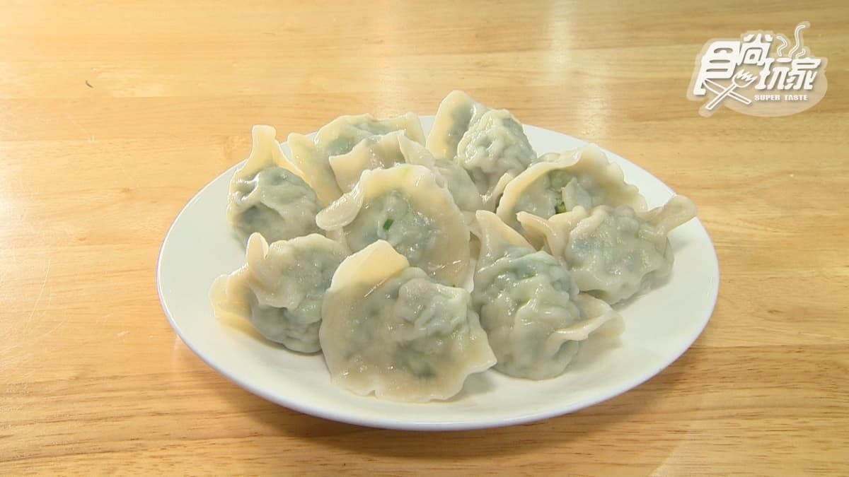 水餃皮稍帶點彈性和厚度，咬下去裡面的內餡新鮮又多汁。