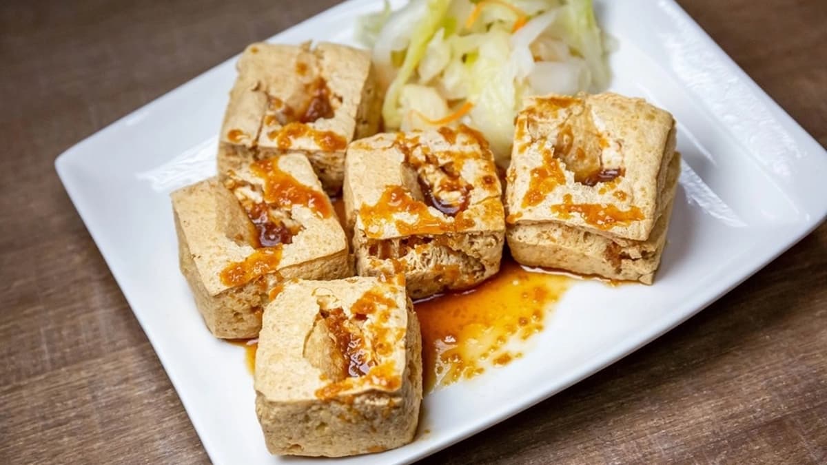 脆皮臭豆腐炸得很酥香，調味的醬汁跟蒜末醬都不錯。（圖片來源：愛伯特吃喝玩樂全記錄）