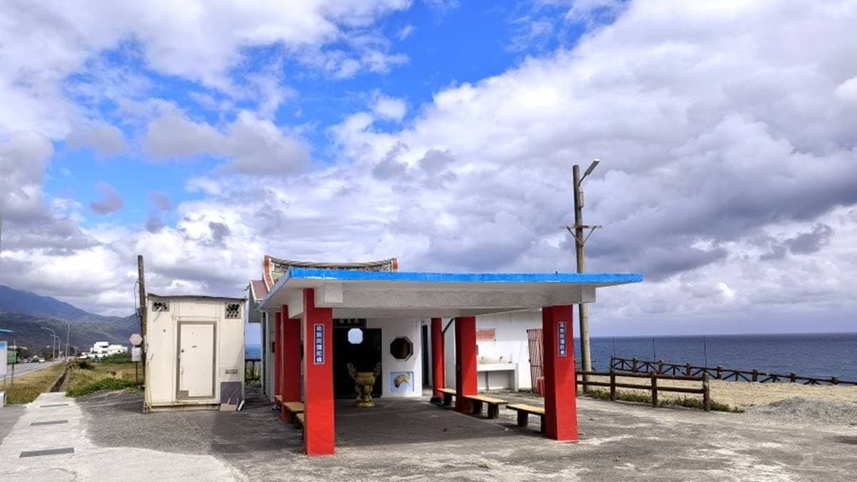 斜對面有個恩主廟，一旁也有看海步道。（圖片來源：大口老師的走跳學堂!）
