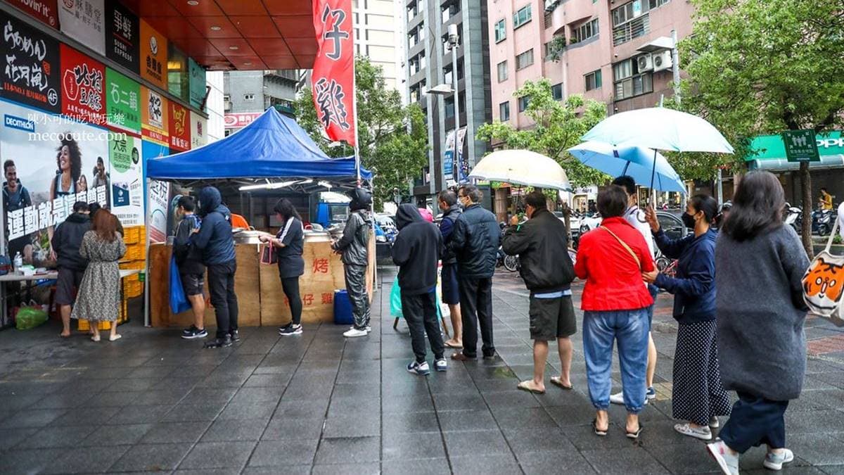 「烤雞特攻隊」不定期會來到雙北地區快閃，吸引大批排隊人潮前來購買。（圖片來源：陳小可的吃喝玩樂）