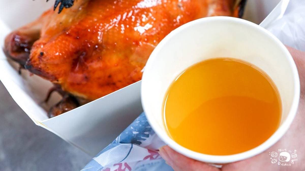 訂烤雞會給１碗雞油，沒沾完還可以拿來炒菜或配飯。（圖片來源：陳小可的吃喝玩樂）