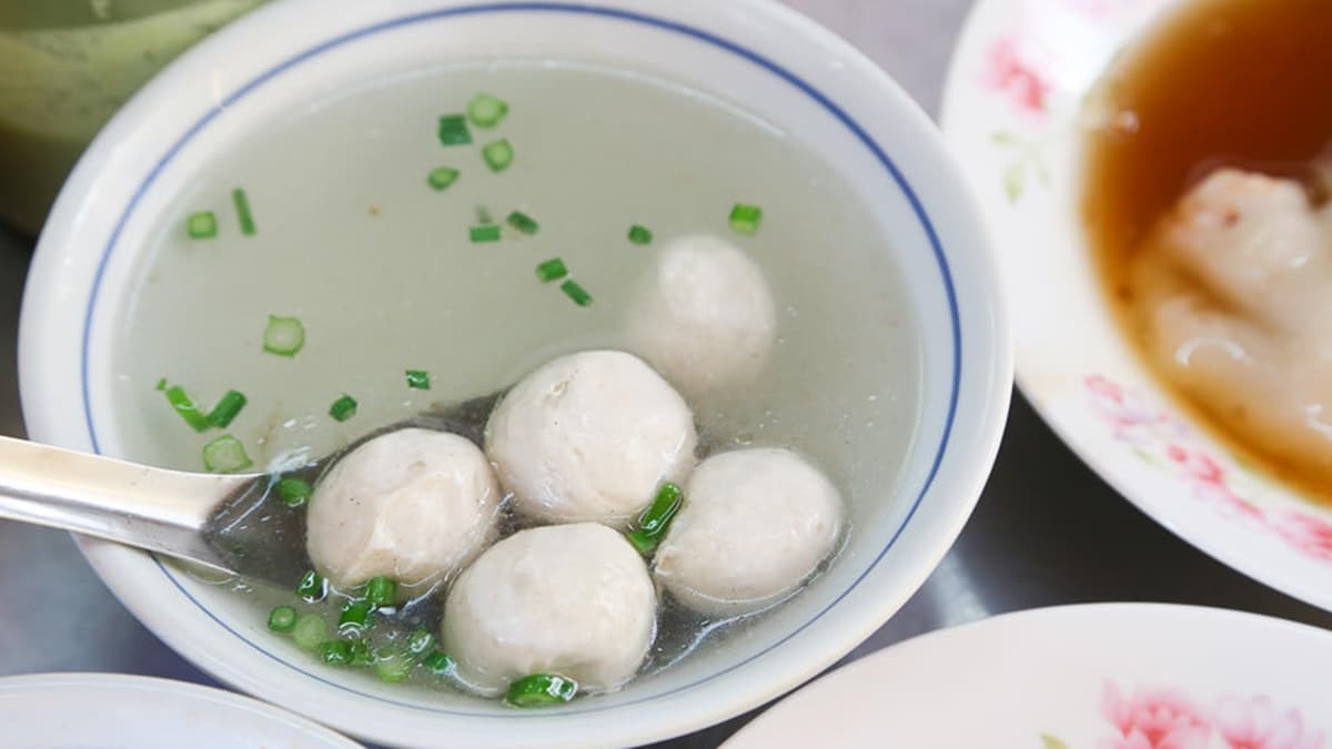 「魚丸湯」以豬大骨熬製湯頭很有滋味，加上韭菜的香氣，清淡卻迷人。（圖片來源：台南好FOOD遊）