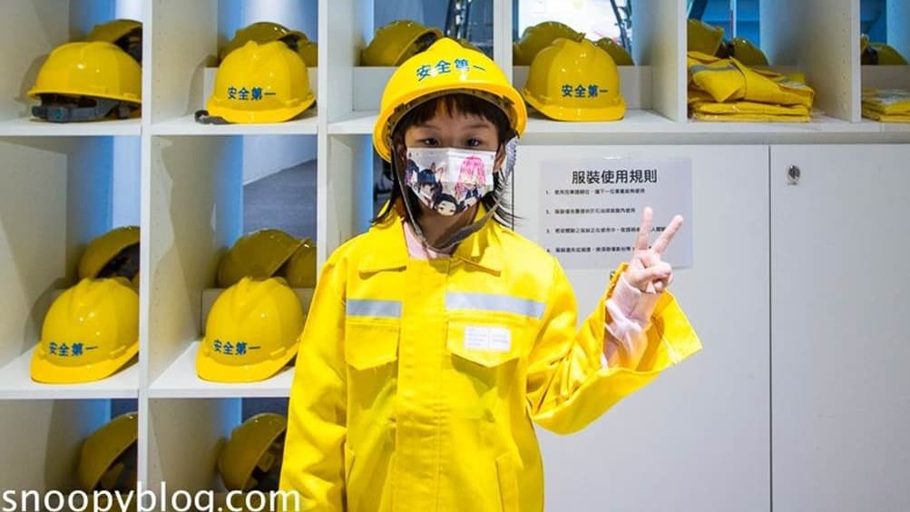 變裝區準備了小朋友的工程服和工程帽，可以穿上小制服參觀與拍照。（圖片來源：史努比遊樂園）