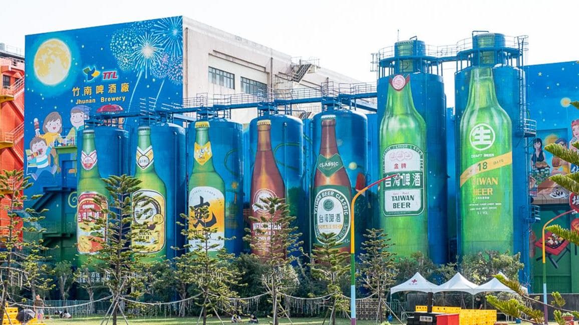 啤酒工廠外的啤酒瓶彩繪塗裝，遠遠看起來頗為壯觀。（圖片來源：桃桃’s旅人手札）