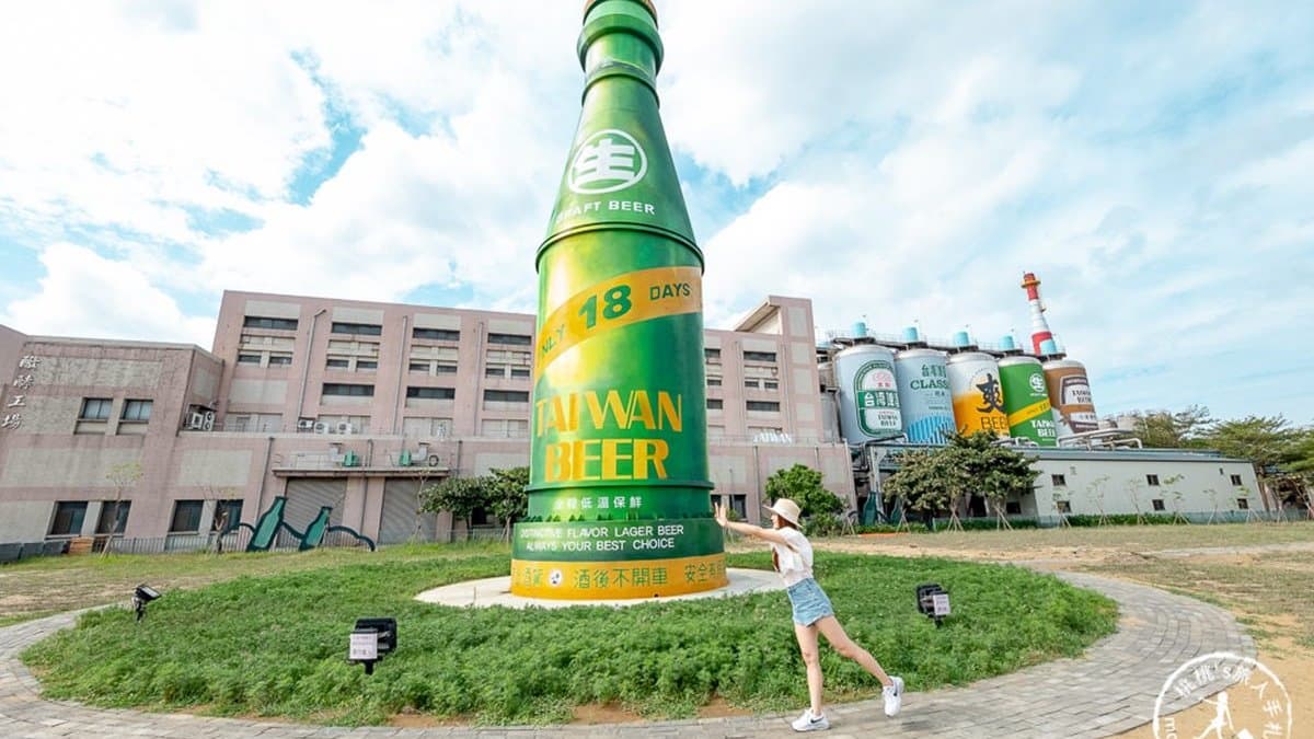 啤酒公園中最大亮點就是這支足足有５層樓高的「18天生啤酒瓶」。（圖片來源：桃桃’s旅人手札）