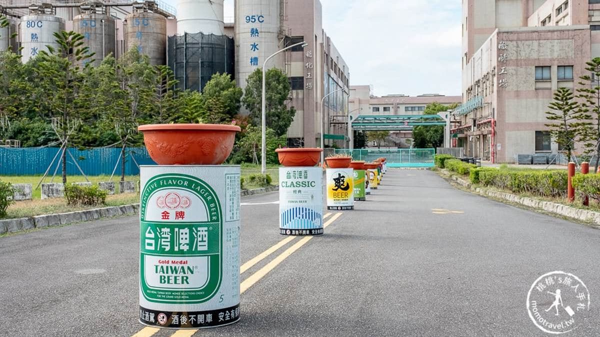 一進園區就會看到「啤酒大道」，將大鐵桶彩繪成台灣啤酒。（圖片來源：桃桃’s旅人手札）
