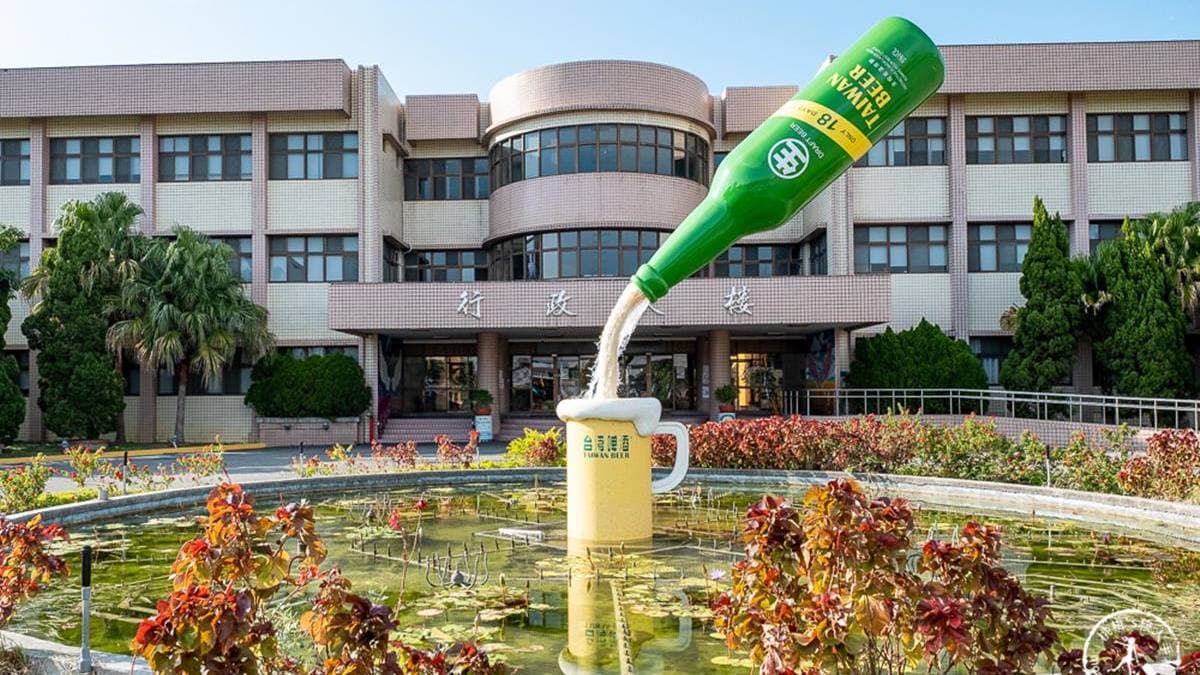 在行政大樓噴水池前，有１個巨大啤酒杯和１支漂浮在半空中的酒瓶。（圖片來源：桃桃’s旅人手札）