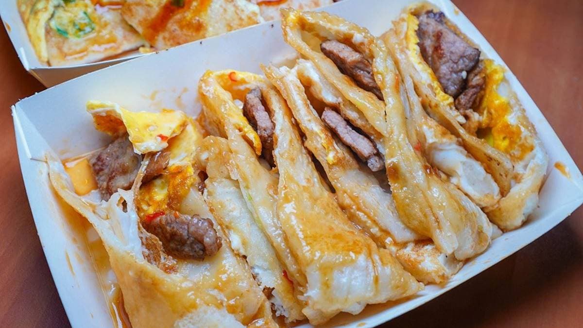 「古早味肉片蛋餅」加了微微甜辣的辣醬，吃起來很不錯。（圖片來源：剎有其食）