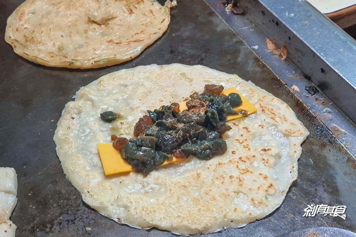 老闆賠錢也要賣！台中市場「粉漿蛋餅」霸氣塞料不漲價，夾爆量皮蛋一咬炸餡