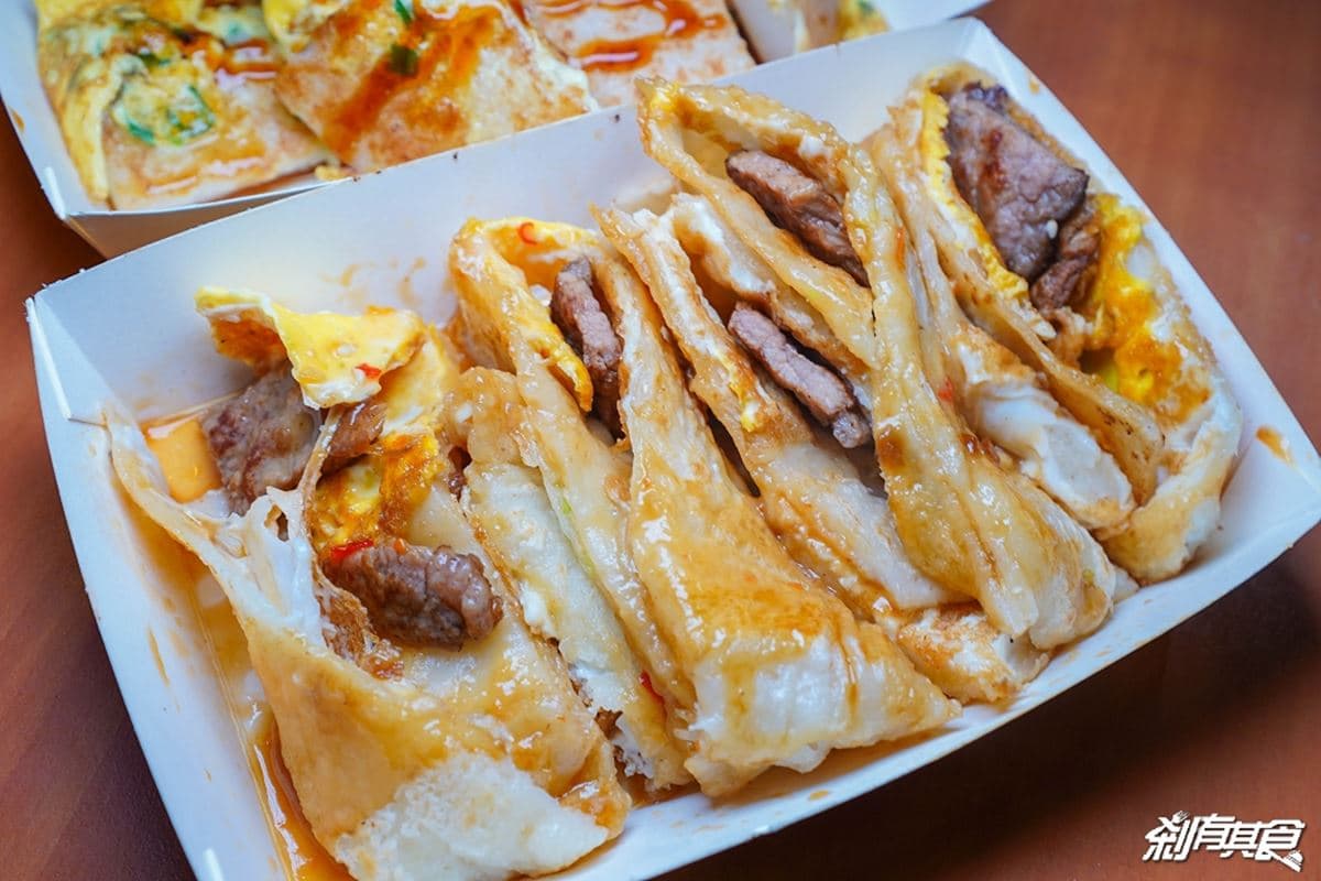 老闆賠錢也要賣！台中市場「粉漿蛋餅」霸氣塞料不漲價，夾爆量皮蛋一咬炸餡