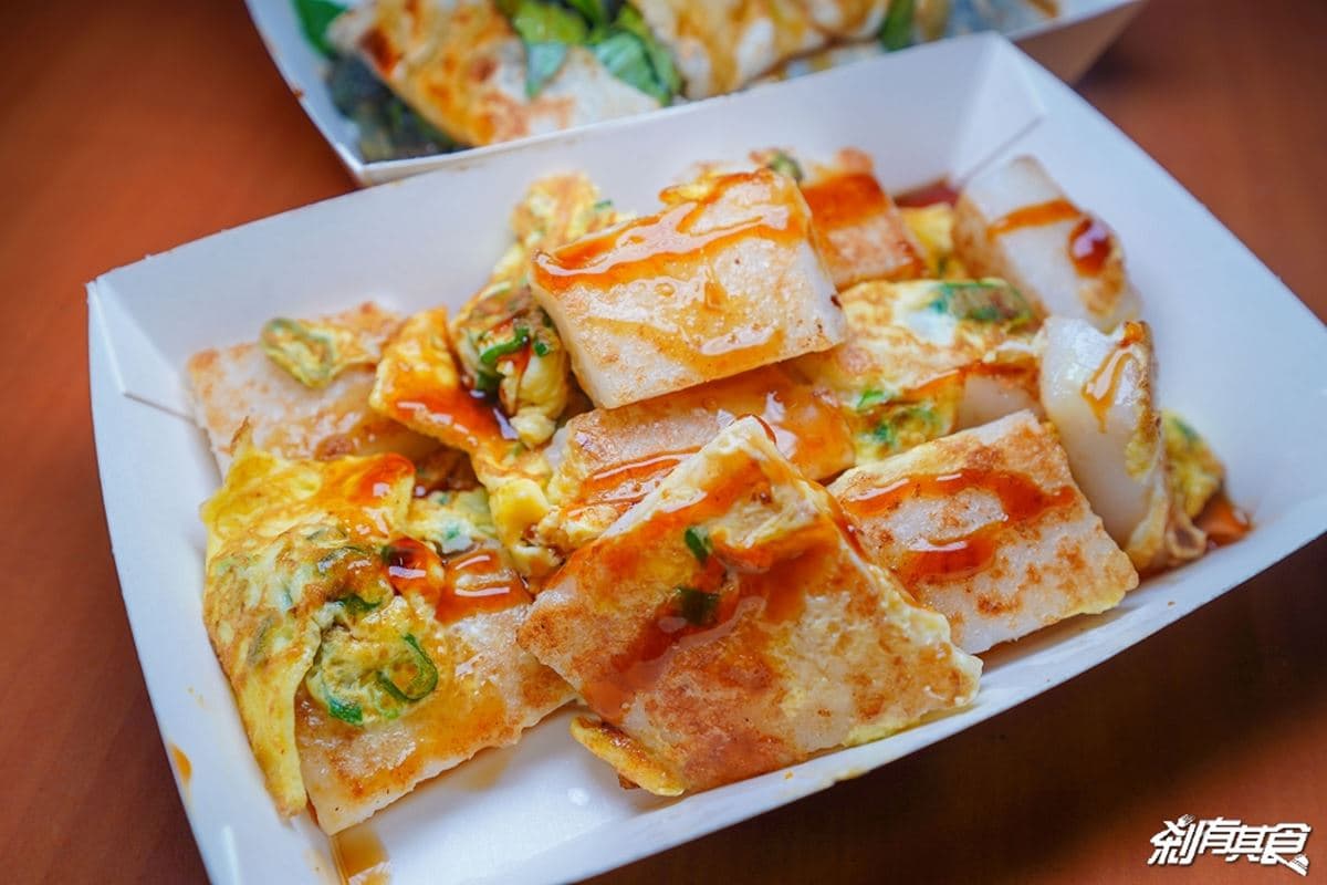 老闆賠錢也要賣！台中市場「粉漿蛋餅」霸氣塞料不漲價，夾爆量皮蛋一咬炸餡