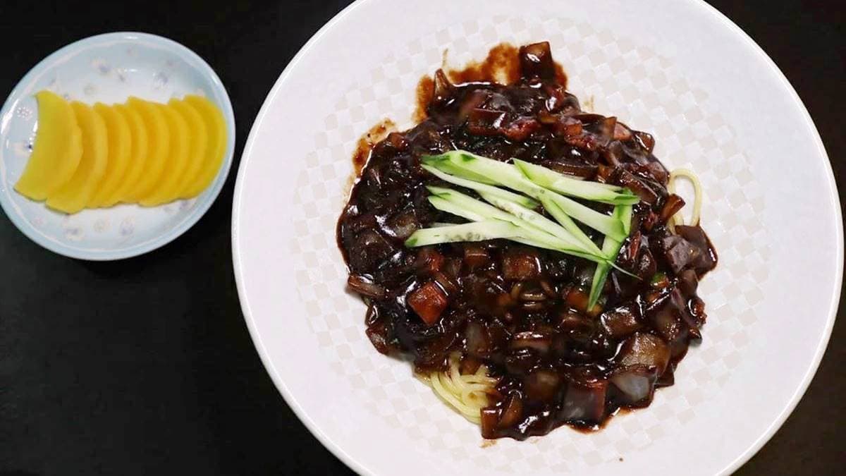 「炸醬麵」麵條Ｑ彈，微鹹中帶點甜味，真的很唰嘴。（圖片來源：Nancy將的生活筆計本）