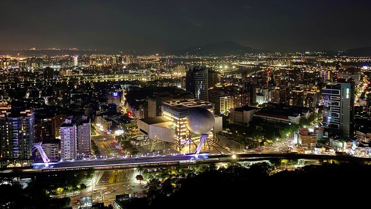 入夜後，還能欣賞台北百萬夜景。（圖片來源：大地處）