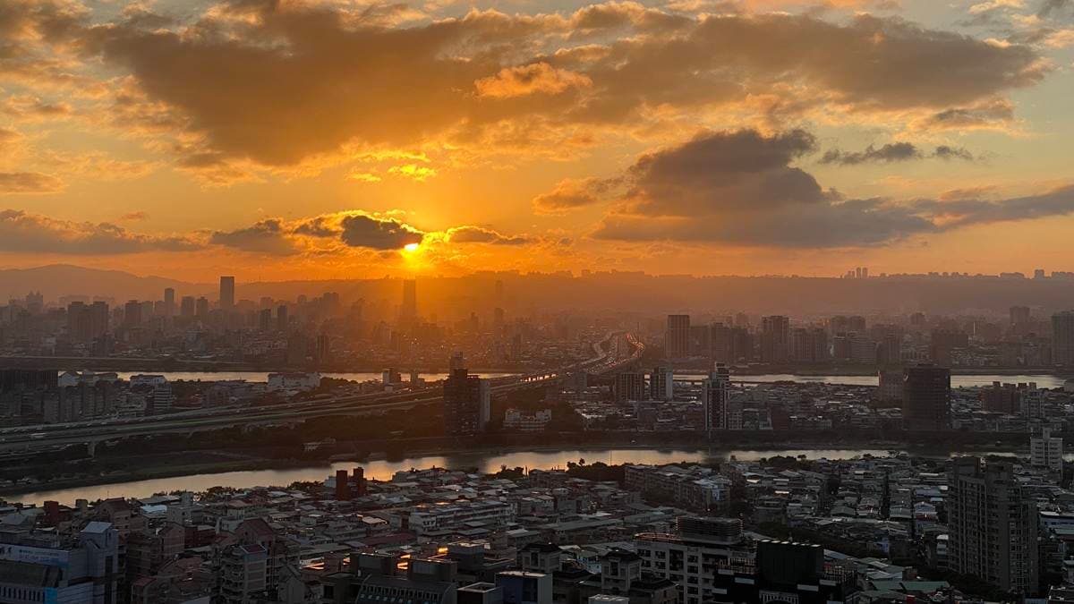在「北眼平台」欣賞夕陽西下很浪漫。（圖片來源：大地處）