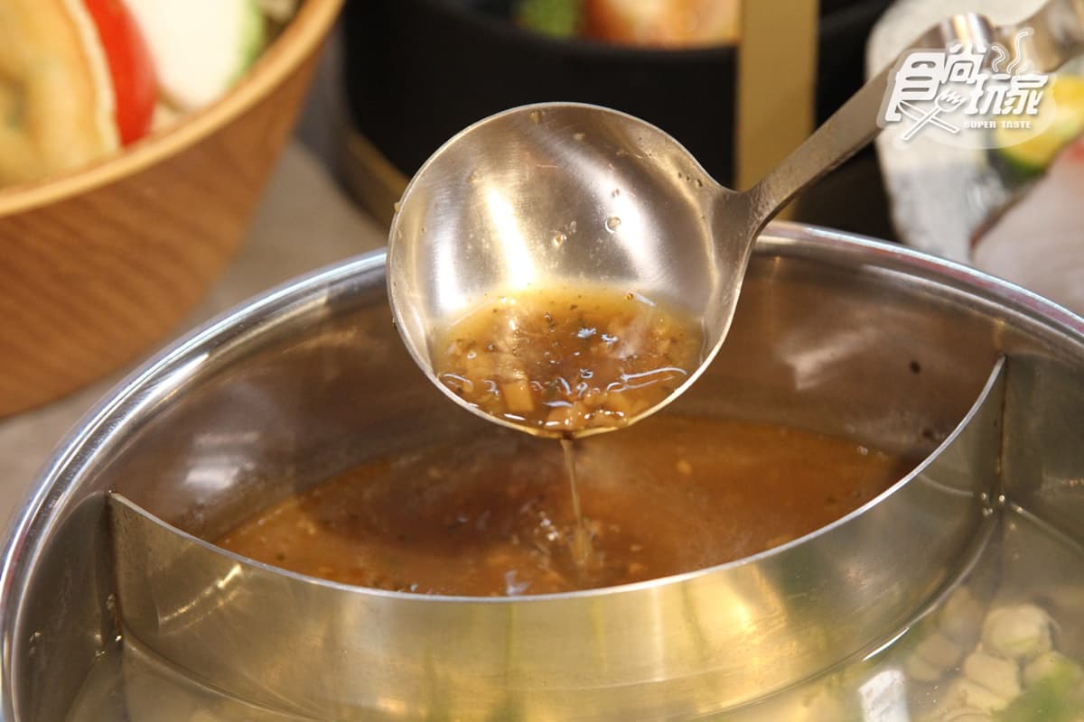 小鴛鴦為固定湯頭的「養生菌菇鍋」。