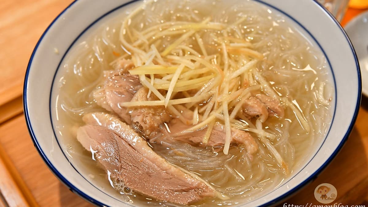 「花雕醉鵝冬粉」吃起來有淡淡的酒香，湯頭也頗鮮甜。（圖片來源：阿mon世界趴趴走）