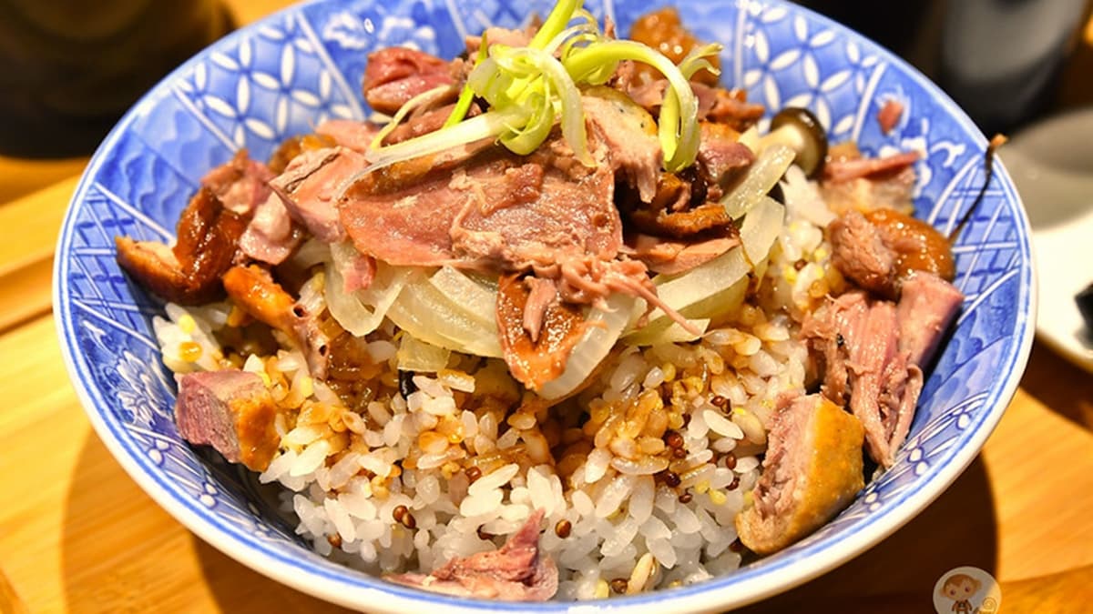 「茶鵝金蔥拌飯」擺滿燻茶鵝肉，搭配鵝油拌飯，讓人一口接一口停不下來。（圖片來源：阿mon世界趴趴走）