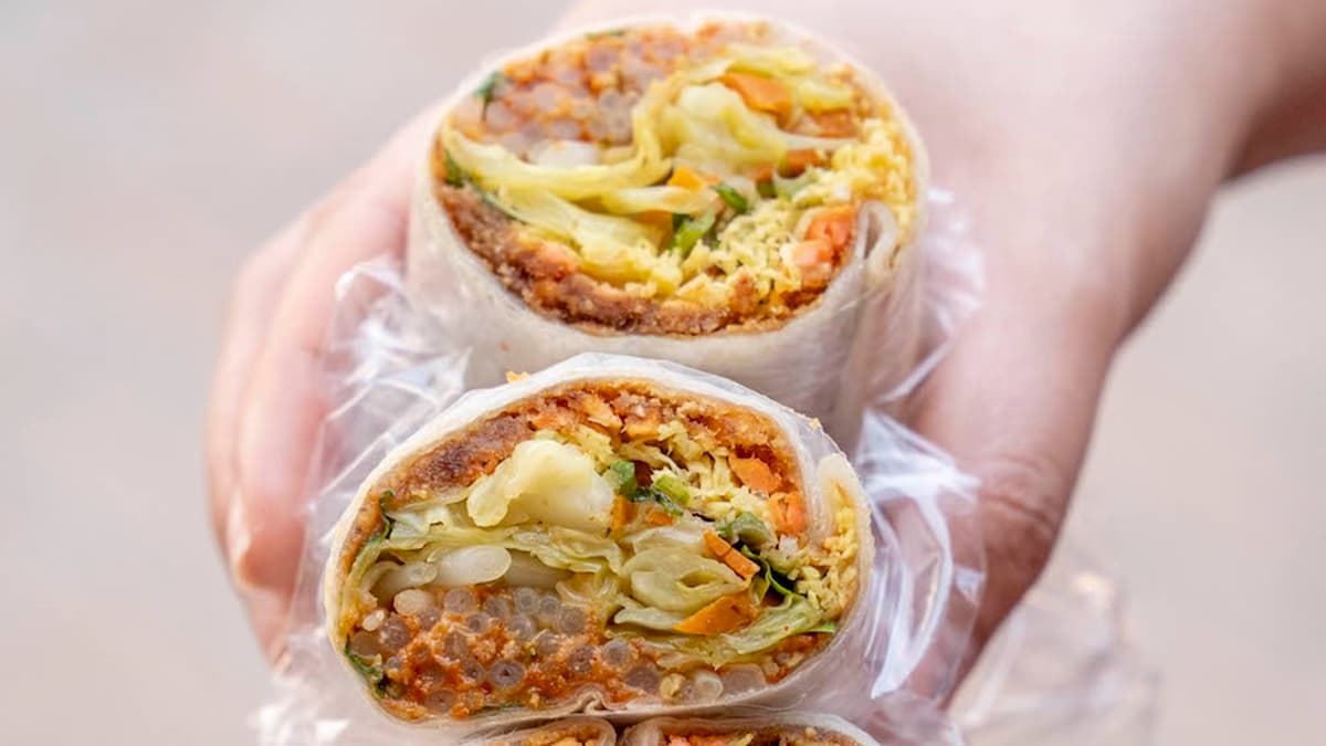 潤餅皮每天新鮮現做，餅皮柔軟Q彈。（圖片來源：算命的說我很愛吃）
