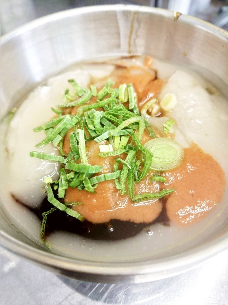 飄香50年在地人推薦!古早味肉圓「特選豬腿肉+筍丁」,3種醬汁混搭超對味 飄香50年在地人推薦!古早味肉圓「特選豬腿肉+筍丁」,3種醬汁混搭超對味