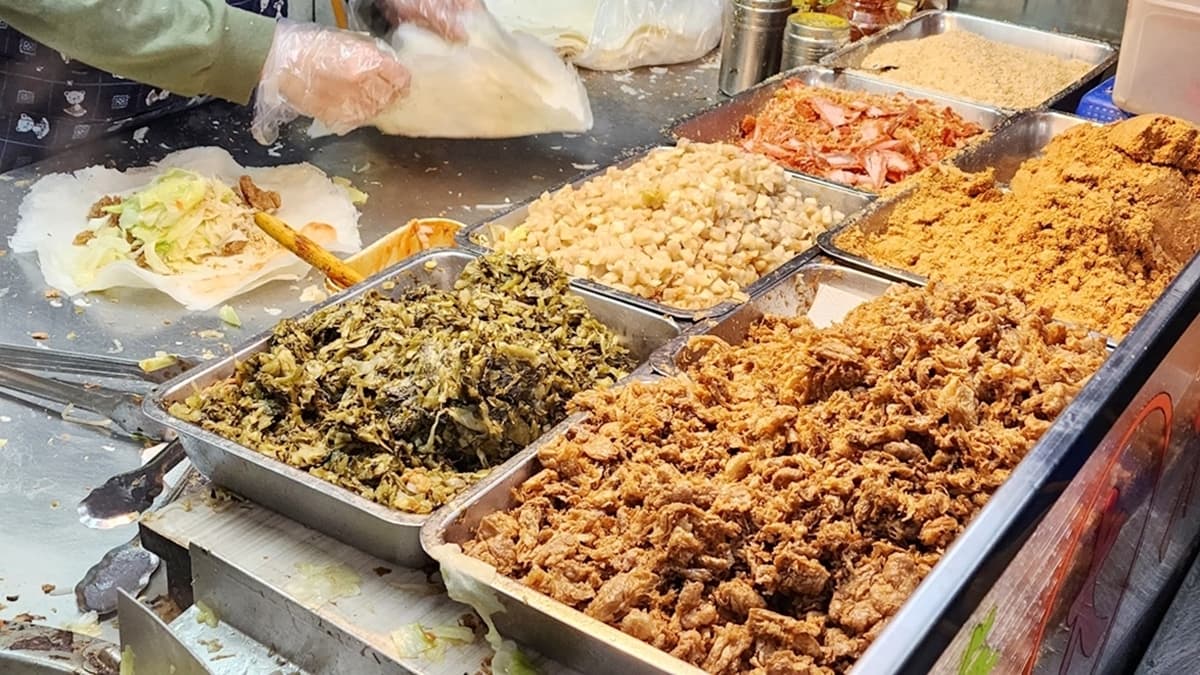 配料有紅燒肉、高麗菜、肉鬆、豆干、菜脯、花生粉以及酸菜７種。（圖片來源：米寶麻幸福滿載）