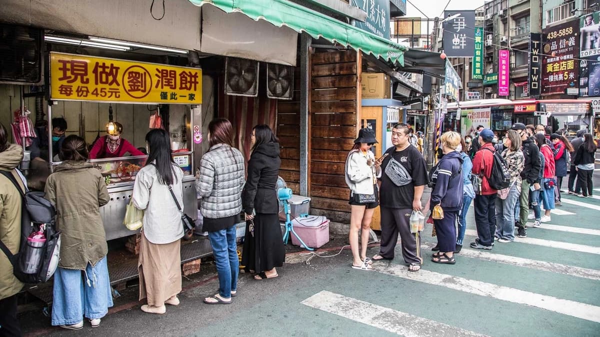 店家相當受歡迎，排隊排到轉角真的是日常，許多人都一次買好幾份帶回家吃。（圖片來源：大手牽小手玩樂趣）