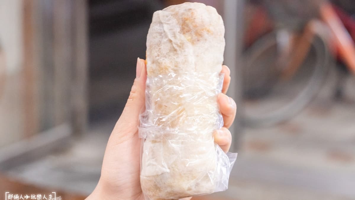 春捲算滿大條的，而且配料給得很扎實。（圖片來源：那倆人✈玩樂人生）
