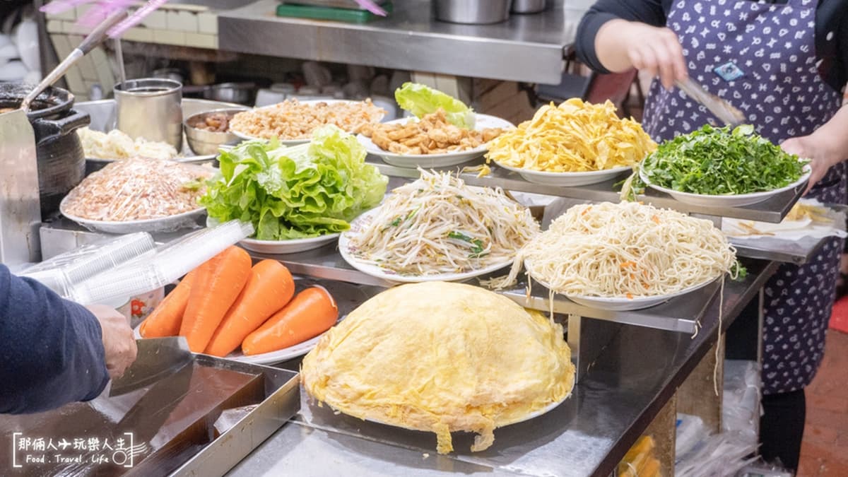 春捲配料也太誇張了，有高麗菜、豆芽菜、蛋絲、豆干、肉絲、生菜和麵條。（圖片來源：那倆人✈玩樂人生）