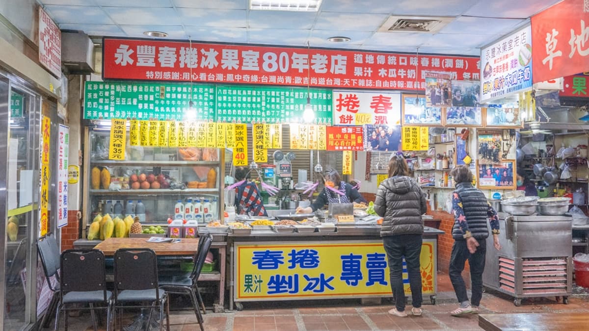 「永豐春捲冰果室」位於朴子第一市場的入口處，在地營業至少已有80年了。（圖片來源：那倆人✈玩樂人生）