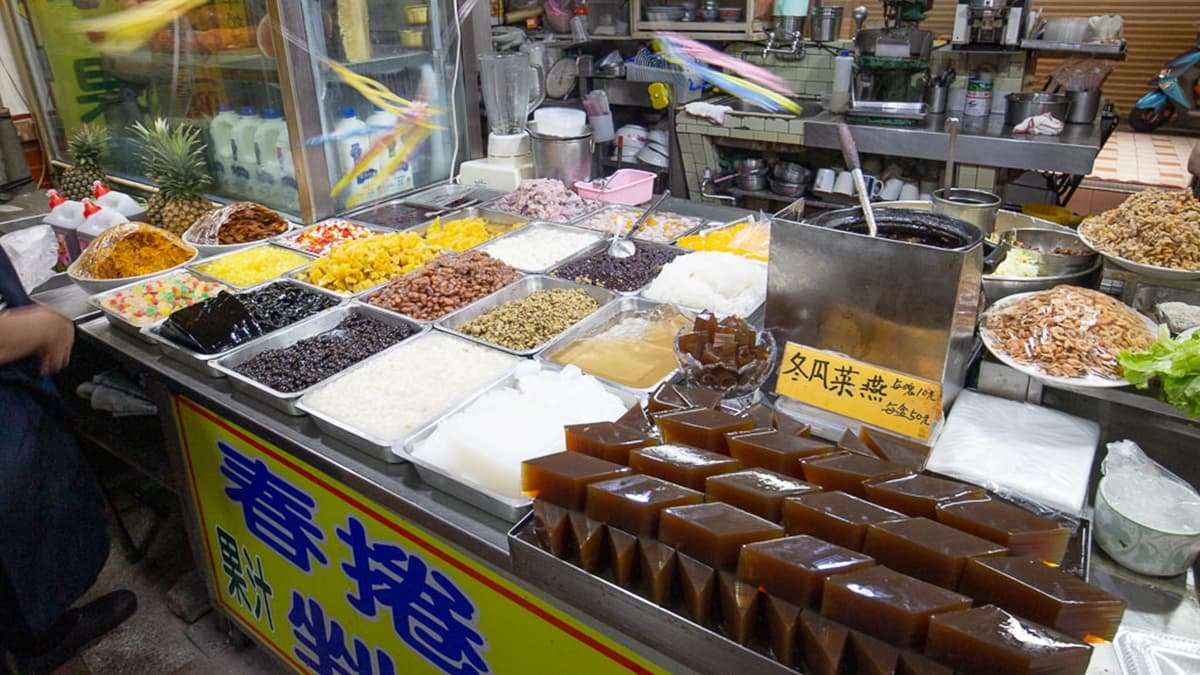 店家除了主要販售剉冰和春捲之外，還有果汁類的飲品。（圖片來源：口袋吃吃五十咩）