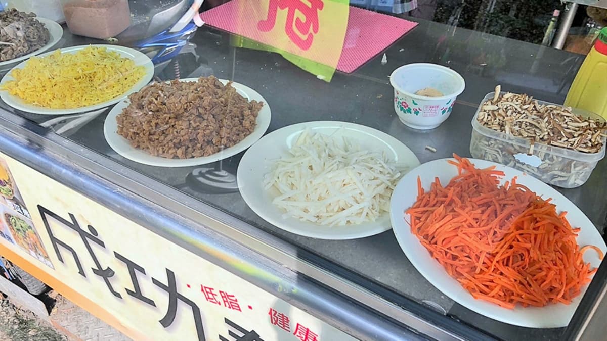 檯面乾淨俐落的擺滿春捲餡料，有蛋絲、香腸、肉、蘿蔔絲、豆薯等。（圖片來源：跟著尼力吃喝玩樂）