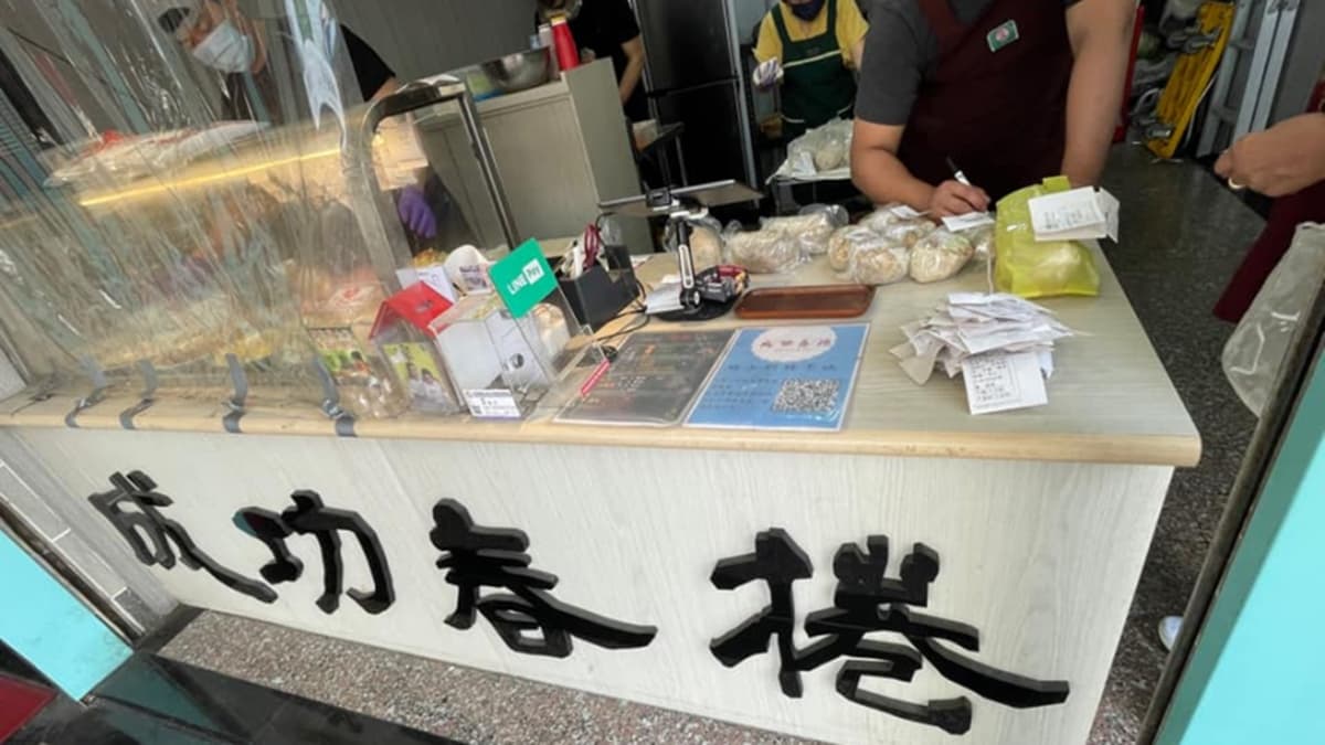 「成功春捲」位於高雄三民區熱河街上。（圖片來源：跟著尼力吃喝玩樂）