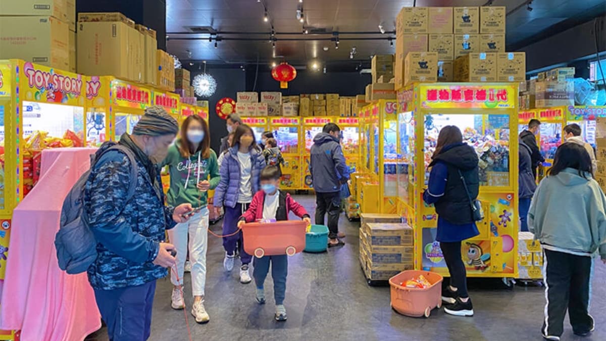 另類夾娃娃機店暴紅！零食、火鍋湯底、洗衣精都能夾，網友：忍不住一直投錢