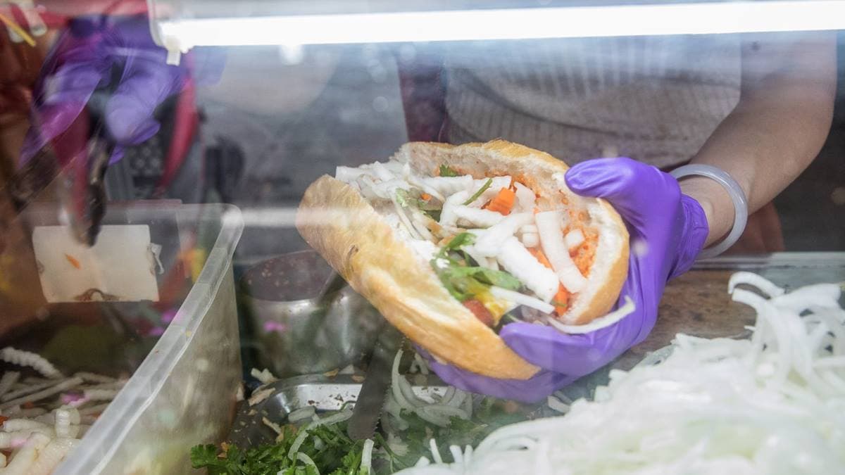 麵包切開後直接送到前面裝料，配料塞好塞滿。（圖片來源：大手牽小手玩樂趣）