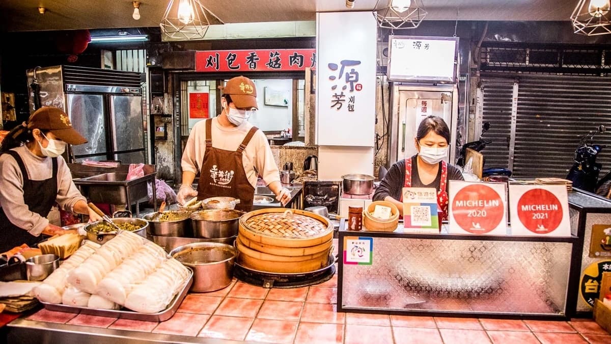 店裡面就１位年輕人跟２位小姐在備餐，刈包都是現點現做。(圖片來源 : 大手牽小手玩樂趣)