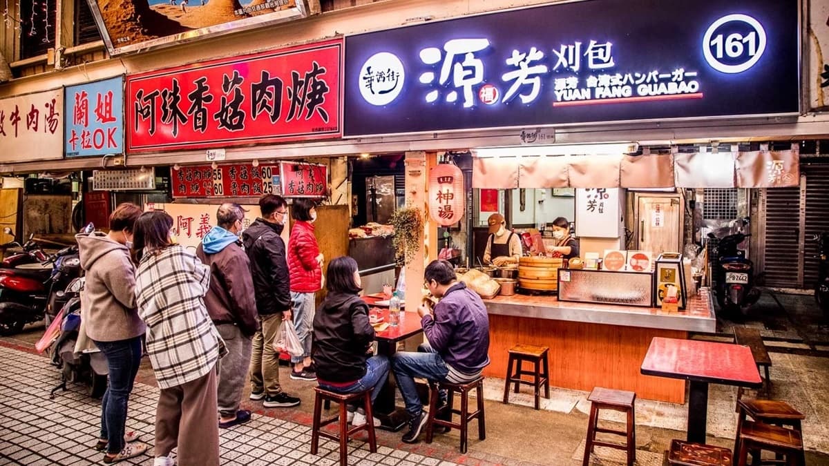 「源芳刈包」位置就在華西街夜市裡頭，搭乘捷運或自行開車都很方便。(圖片來源 : 大手牽小手玩樂趣)