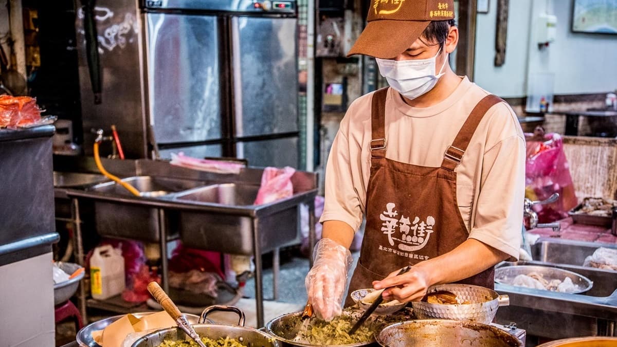 檯面滿滿的酸菜、香菜等配料，整個畫面超誘人。(圖片來源 : 大手牽小手玩樂趣)