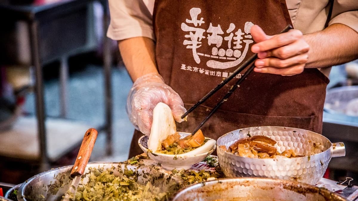 看到肥嫩的焢肉被放進刈包內，完全能感受到滿滿的飽足感。(圖片來源 : 大手牽小手玩樂趣)