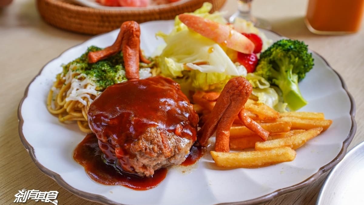 每日限量20份的早午餐，內容有漢堡肉排、主食，還有附沙拉及60元飲料。（圖片來源：剎有其食）