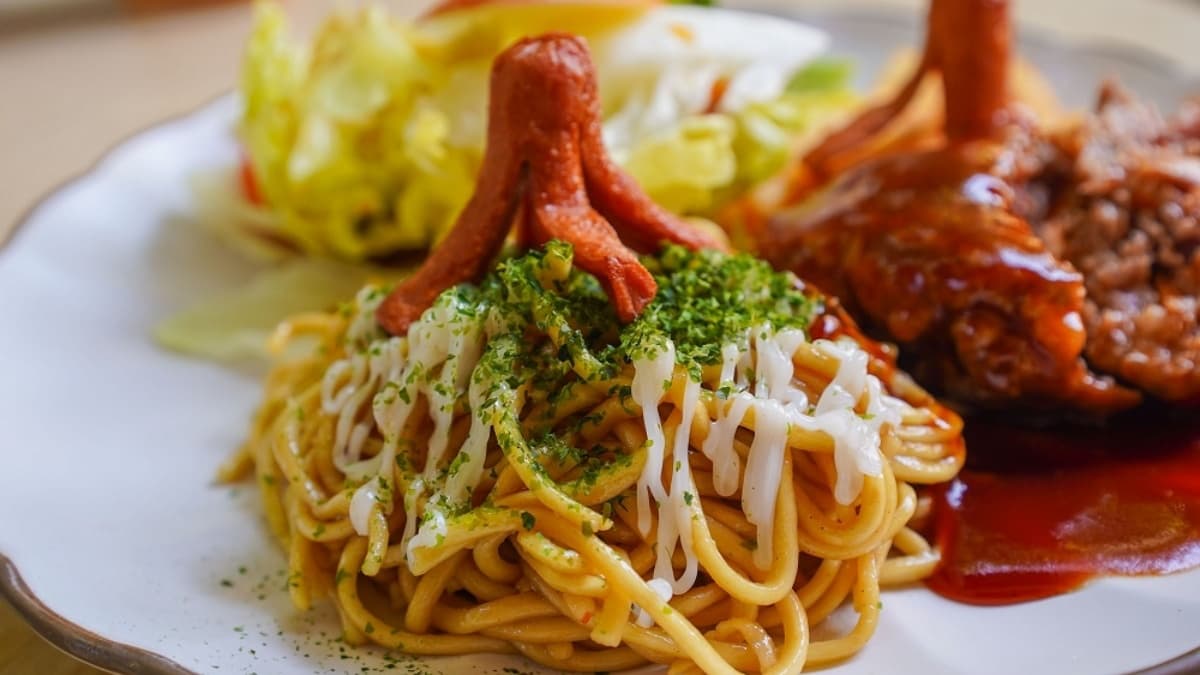 「日式炒麵」上面還有熱狗章魚，真是太可愛了～（圖片來源：剎有其食）