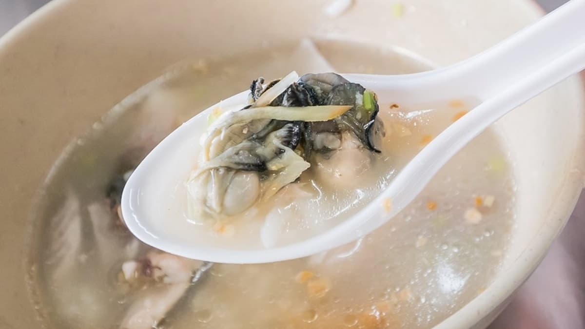 魚皮粥也放了不少蚵仔，口感鮮甜。（圖片來源：小佳的幻想世界）