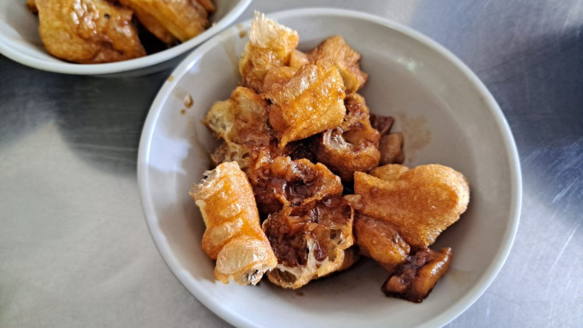 「肉燥油條」也是特色餐點之一，酥脆的油條吸附鹹香肉燥，軟脆口感很有層次。（圖片來源：台南美食地圖）