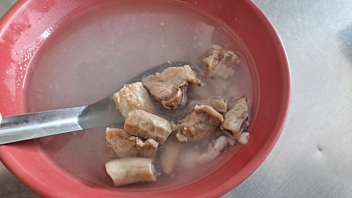 四神湯裡有小腸、肉筋，還可以選擇加薏仁增添口感。（圖片來源：台南美食地圖）