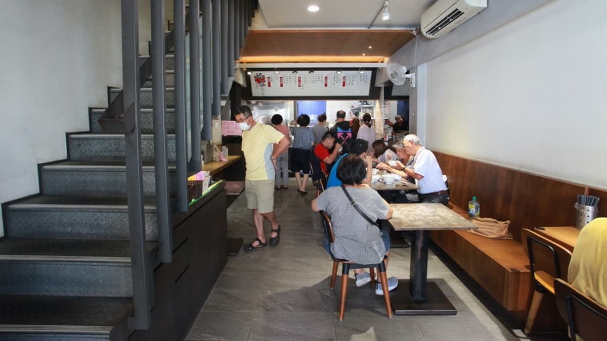 店裡環境很簡約舒服，靠牆處有設置工業風的鐵製樓梯。（圖片來源：樂天小高の美食之旅）