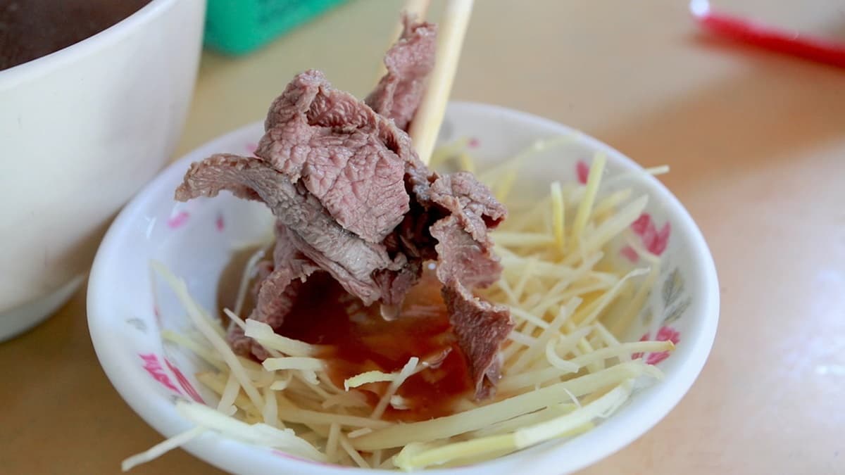 用牛大骨與牛腩肉熬煮的湯頭甘醇爽口，牛肉吃起來很Ｑ彈鮮甜。（圖片來源：樂天小高の美食之旅）