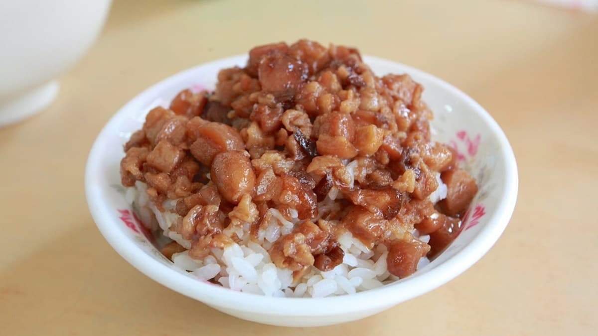 肉燥飯油油亮亮超吸睛，有添加豬皮跟花生下去滷製。（圖片來源：樂天小高の美食之旅）